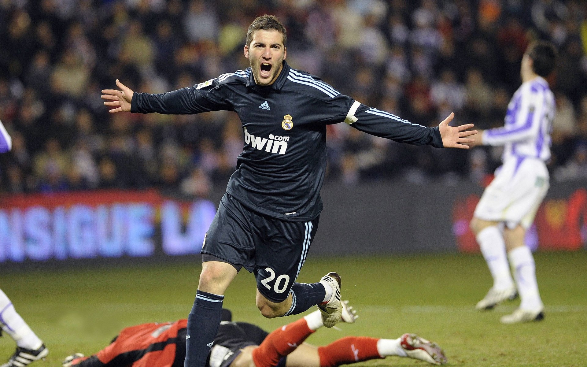 雄鹿打穿森林狼,霍勒迪在欧冠半决赛接管比赛,体育世界里的跨界统治力